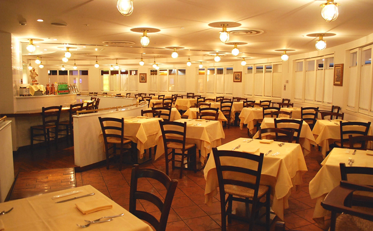 明るく開放的な店内
