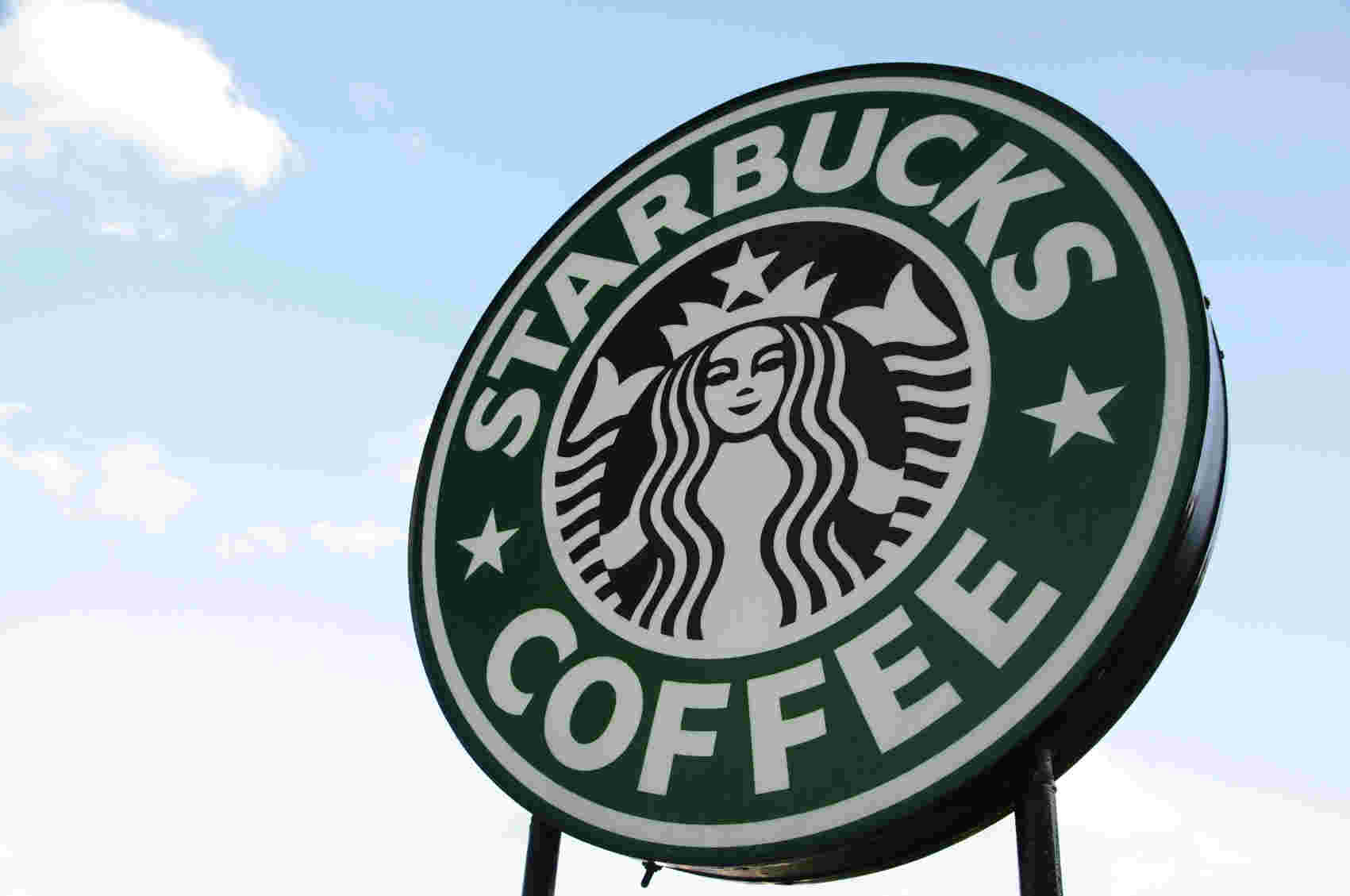 スターバックスのロゴと青空