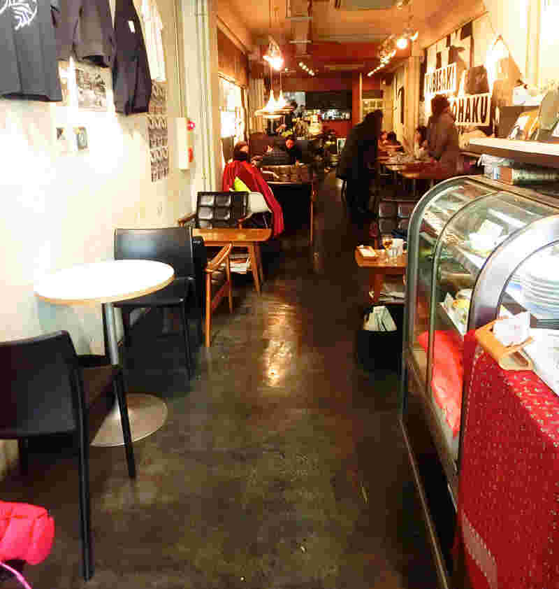小さな席からソファー席まで奥に細長い店内