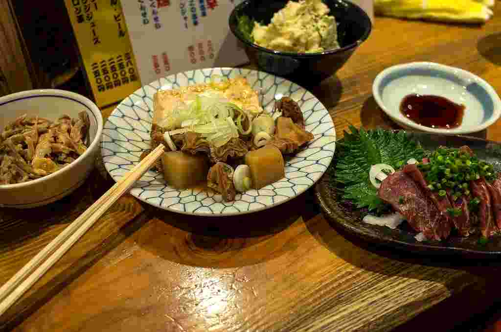 人気の煮込み、サラダなどのつまみ
