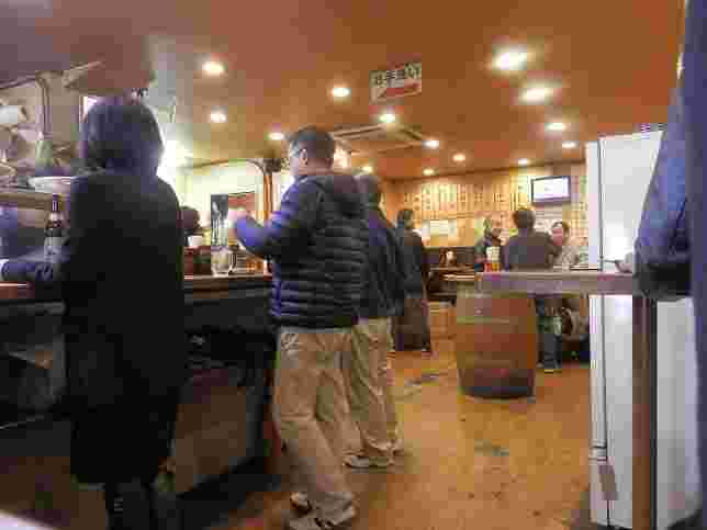 上野のたきおかの立ち飲みしている店内