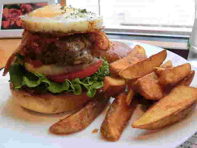 BURGERS CAFE GRILL FUKUYOSHIのハンバーガー