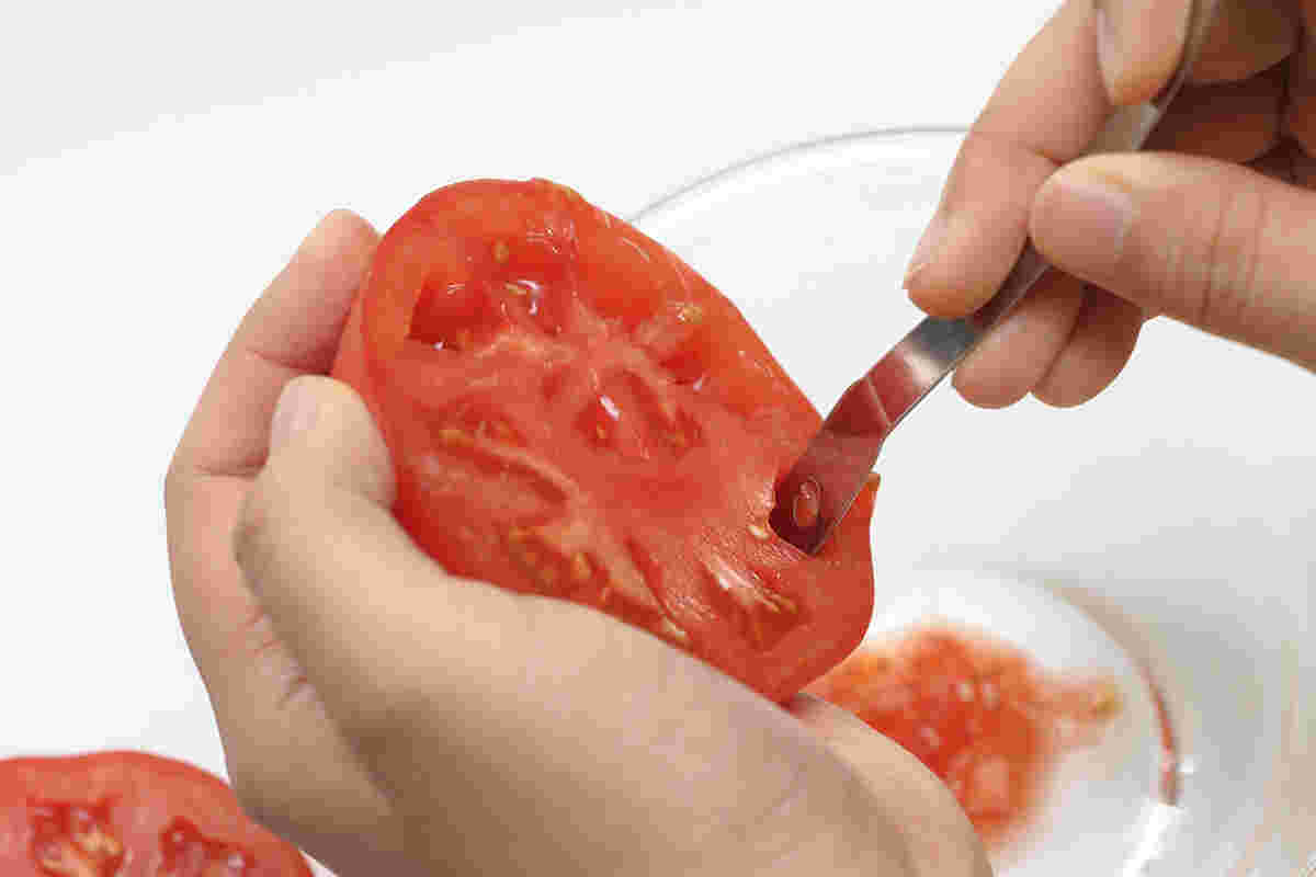 トマトの種を取り除く