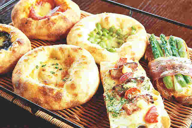 バスケットに入った惣菜パン