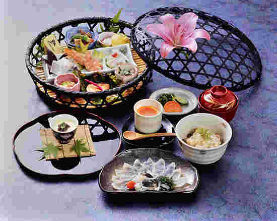 ふぐ刺しがついたお昼御膳
