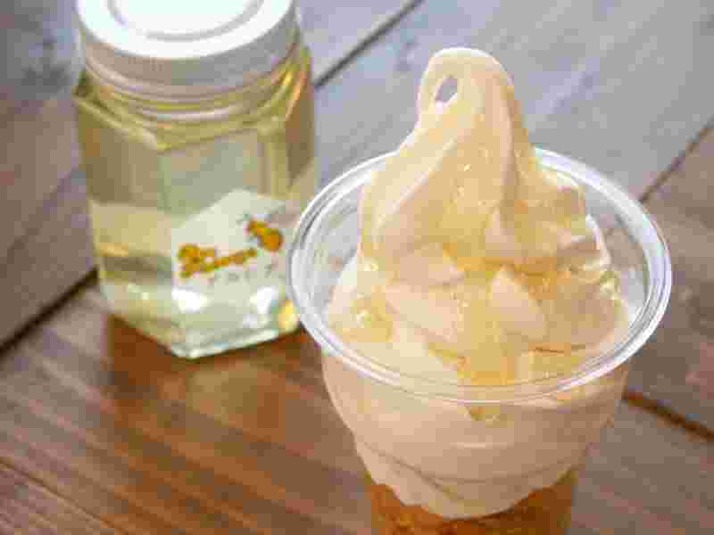 はちみつがかかったソフトクリーム
