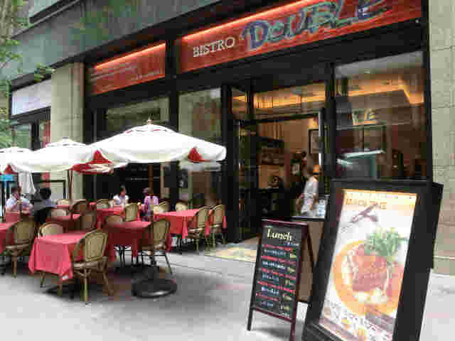 テラス席とお店の入り口