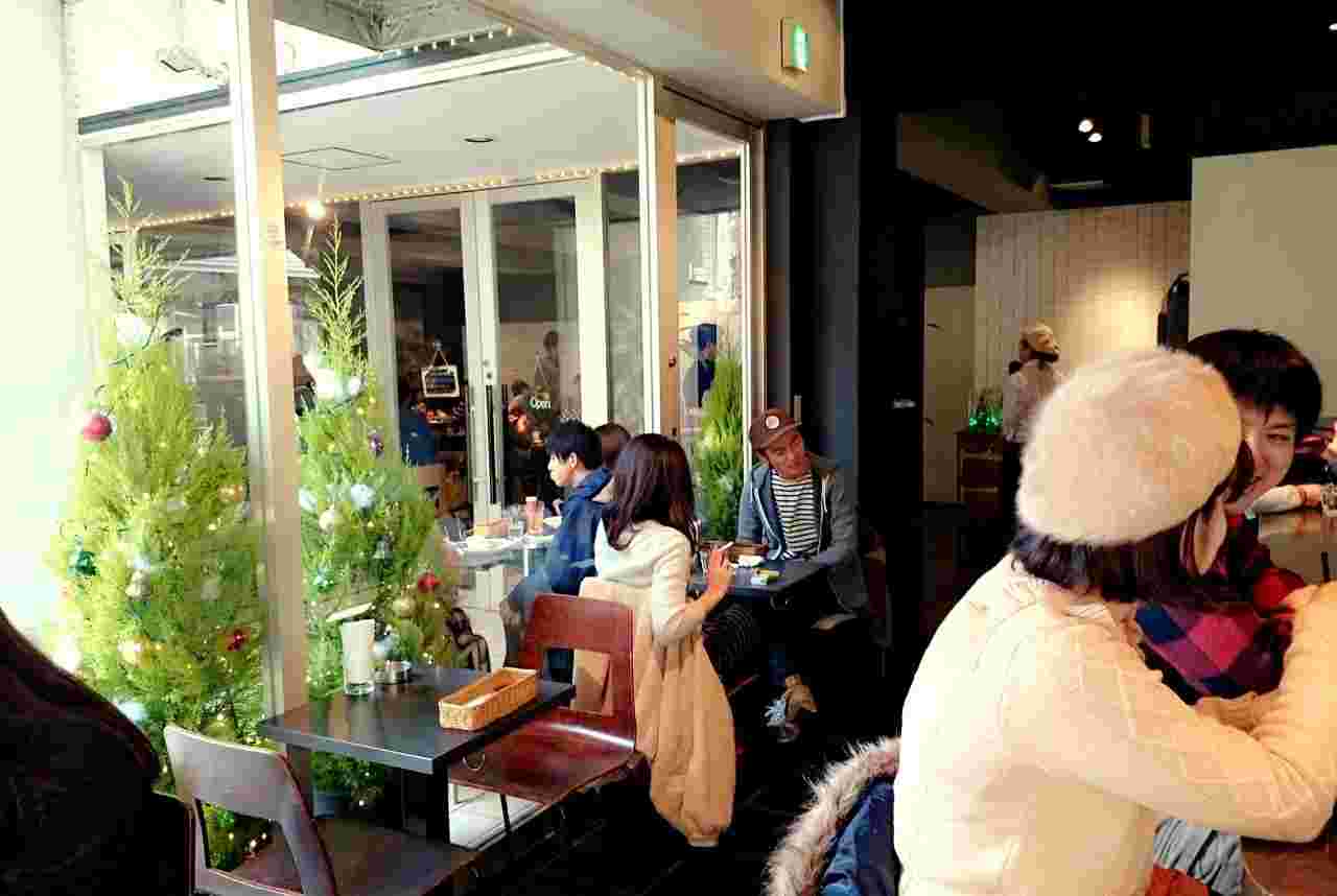 カップルで賑わう店内