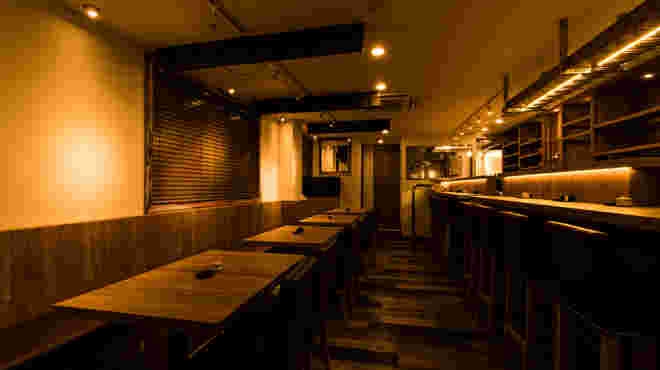照明を落とした大人な雰囲気の居酒屋