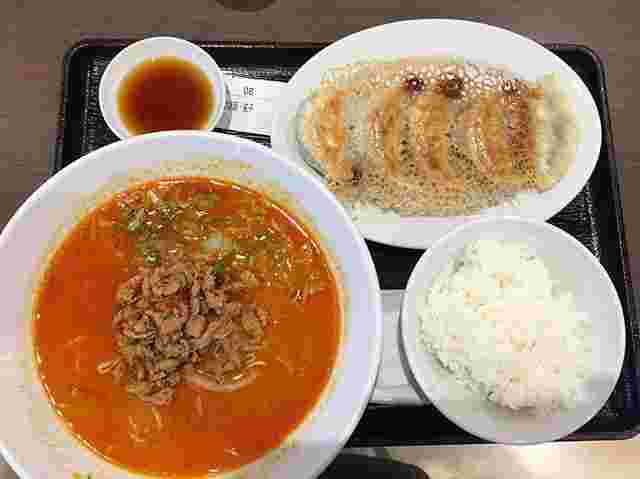 肉のたっぷり乗った担々麺と餃子とライスのセット