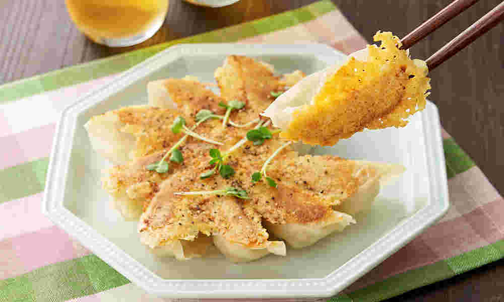 チーズが溶けて羽のように焼けた餃子