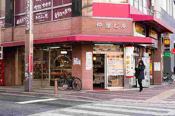 赤レンガ調の外壁の中屋パン