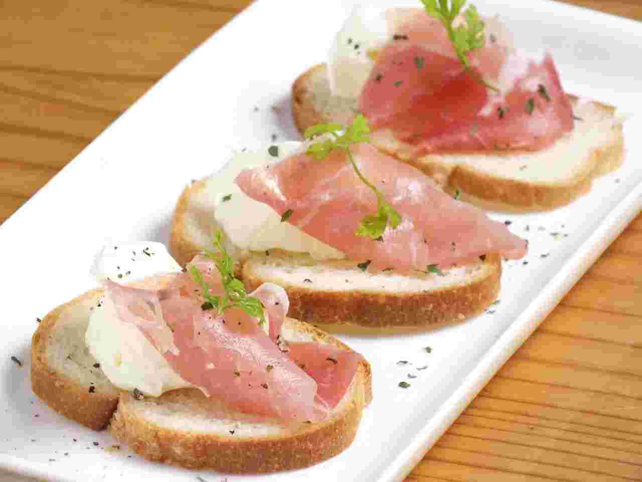 フランスパンの生ハムチーズのせ