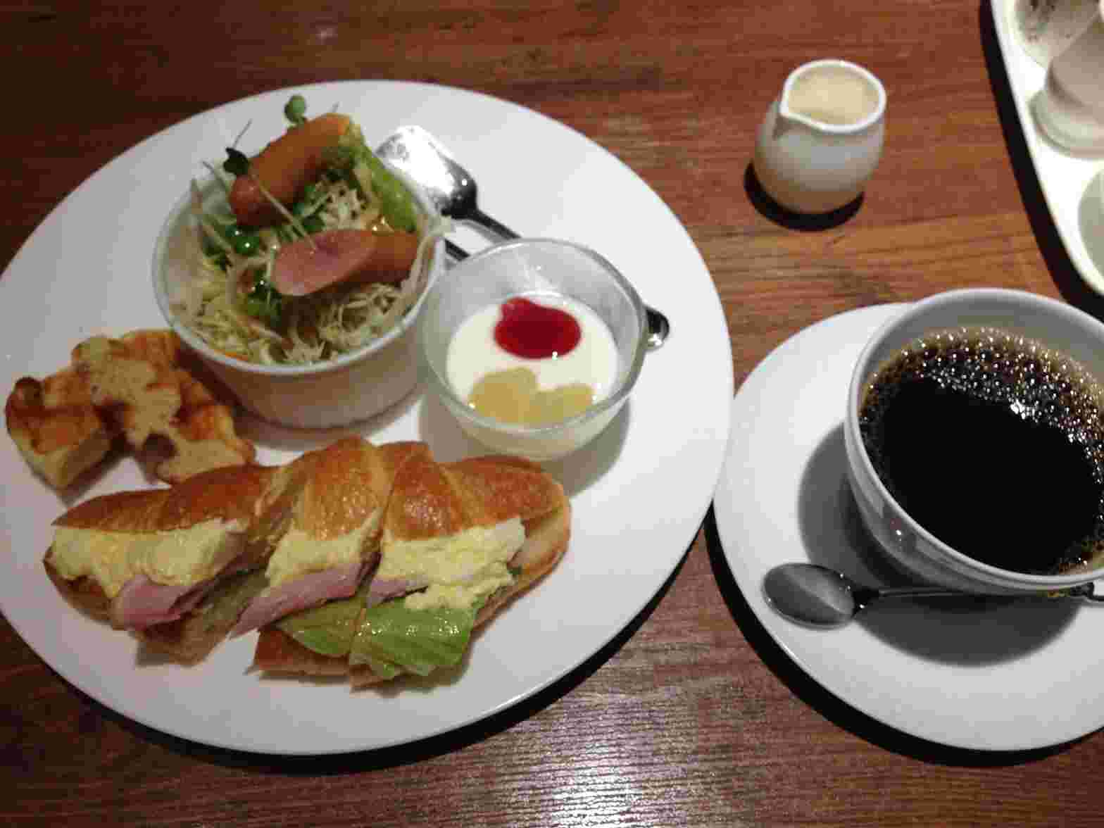 コーヒーとサンドイッチ