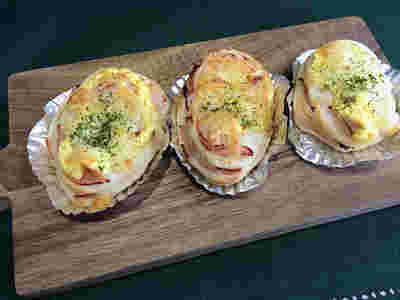 まな板の上のハムチーズパン