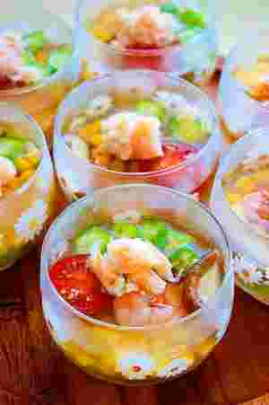見た目にも涼しい！夏野菜と海老の和風ゼリー寄せ 