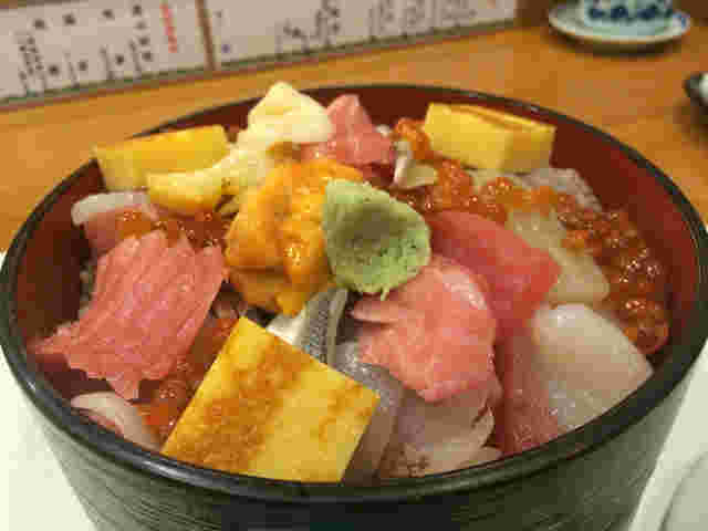 豪華な海鮮丼