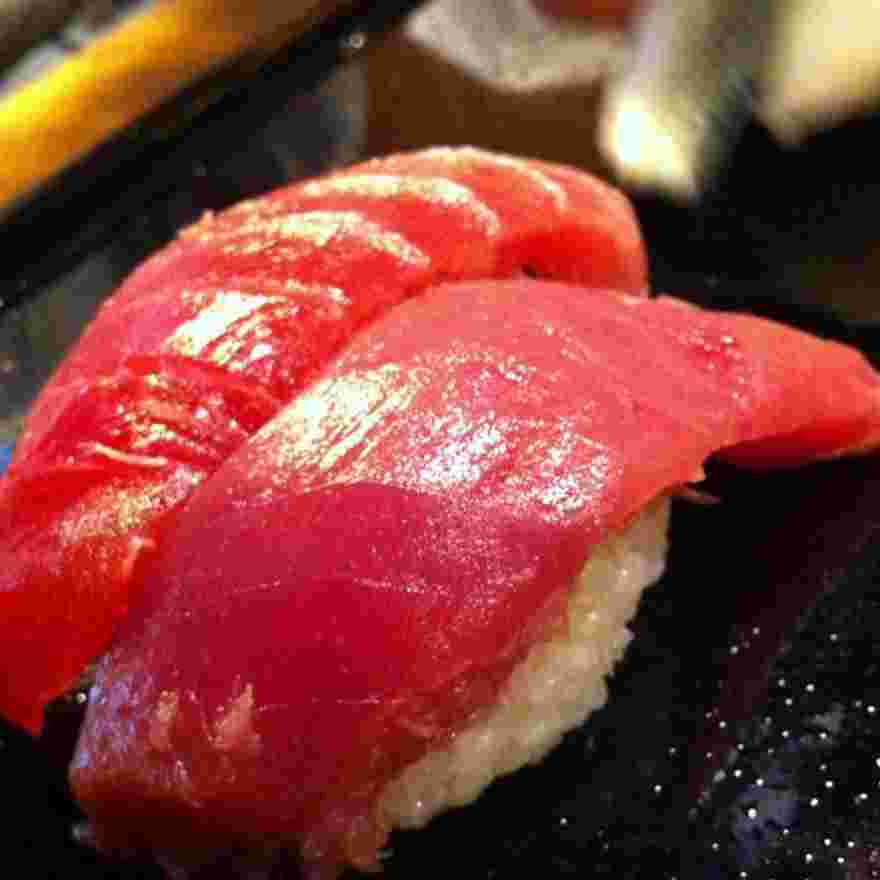 マグロの寿司が二貫