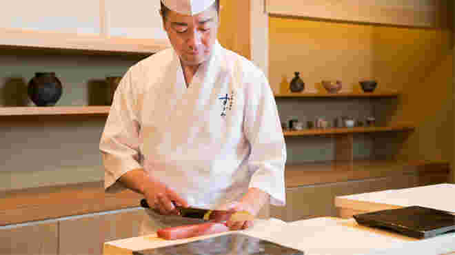 マグロを切る寿司職人