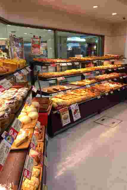 数多くの美味しそうなパンが並ぶ店内