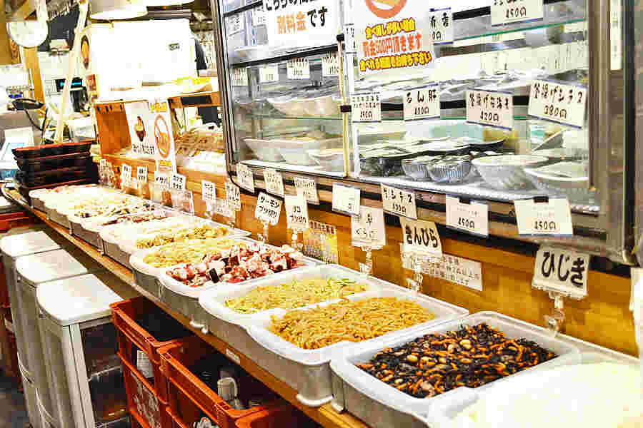 ずらりと並ぶ魚介類のランチバイキング