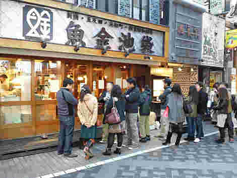 魚金池袋の店の前には長蛇の列ができています。