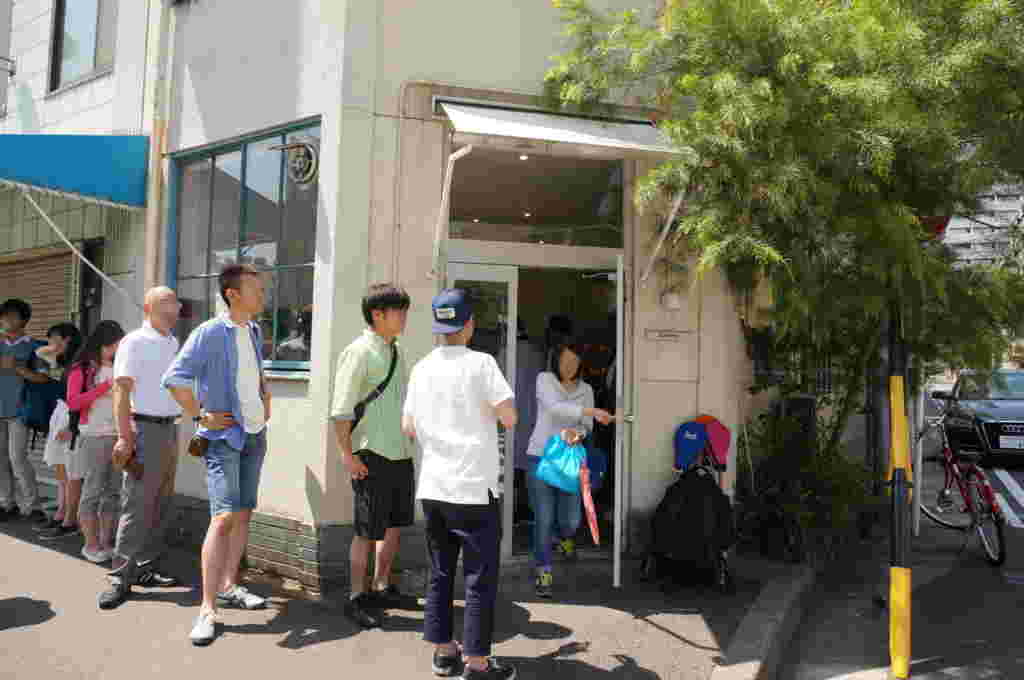 お店の外には順番まちの行列ができます