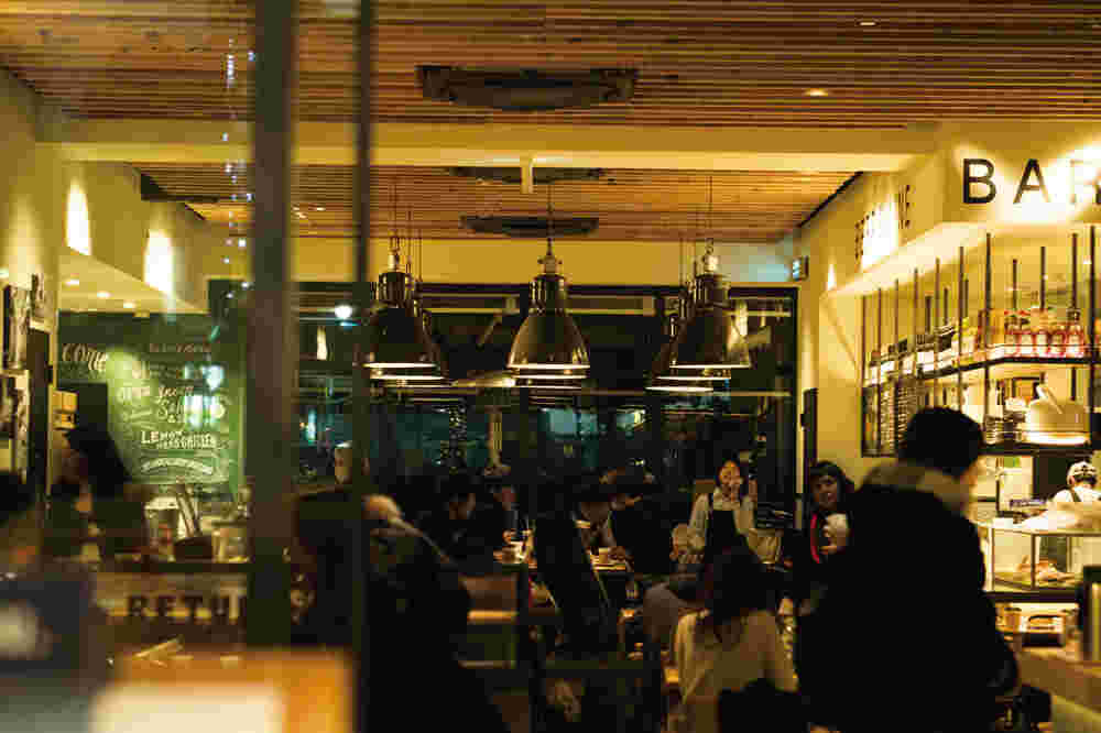 恵比寿フードホール夜の店内