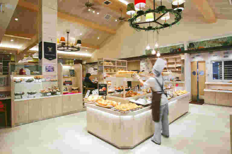 明るく広々とした店内