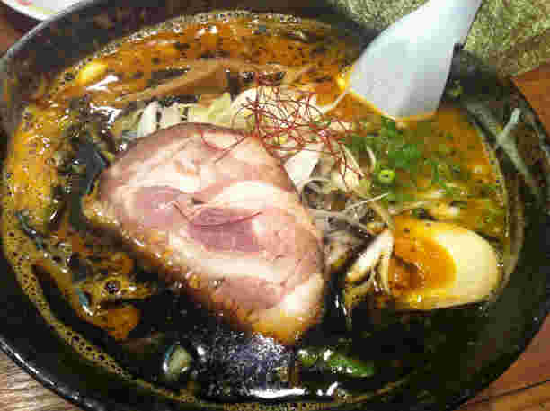 焦がし味噌ラーメンが魅力の「札幌ラーメン 満龍」