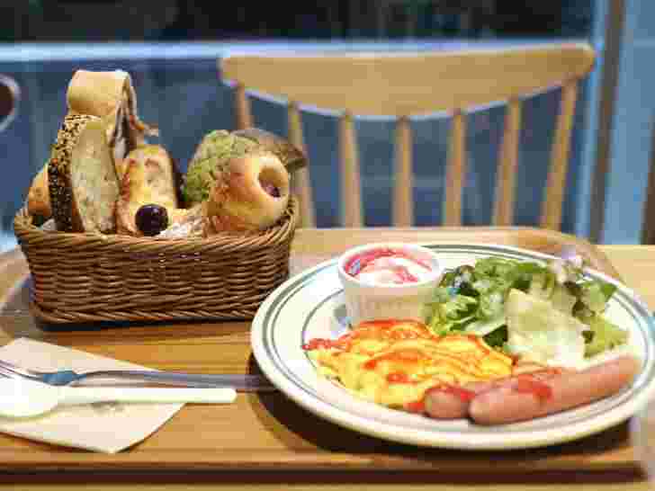 パン食べ放題モーニングのプレート付きメニュー