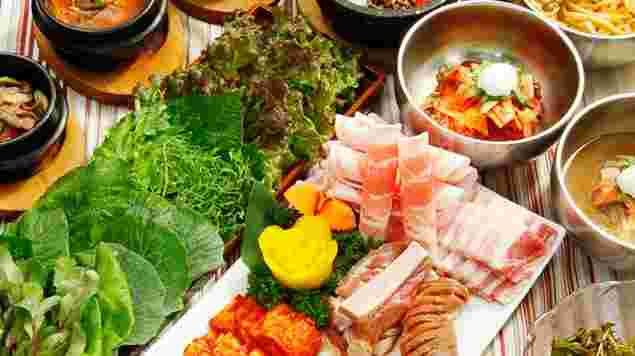 ランチバイキングでは様々なサイドと共にサムギョプサル食べ放題