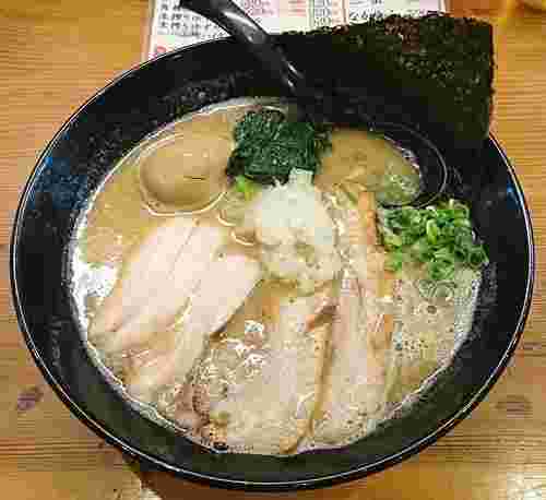 味玉とチャーシューの乗った三代目麺処まるは極のラーメン