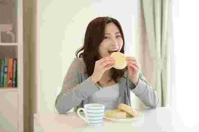 パンを食べる女性