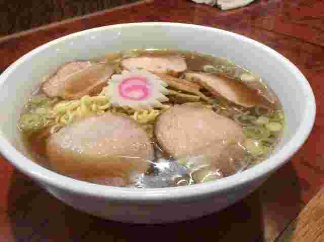 赤坂味一さんのジューシーなチャーシューが沢山乗ったチャーシュー麺