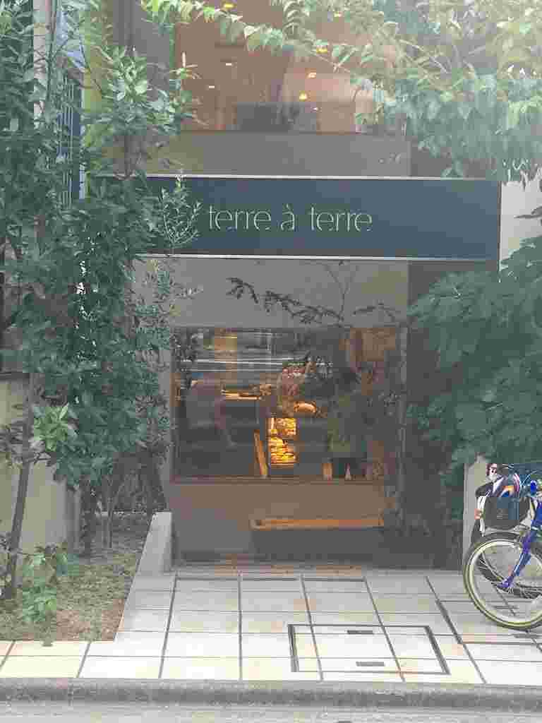 少し奥まったところに見えるお店の窓