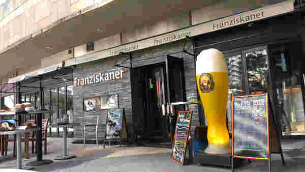 右手にビールグラスのオブジェとお店の入り口