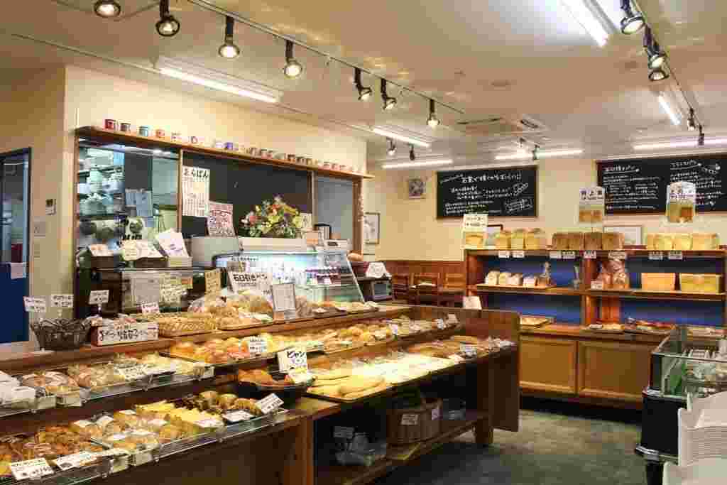 沢山の種類のパンが並べられた明るい店内