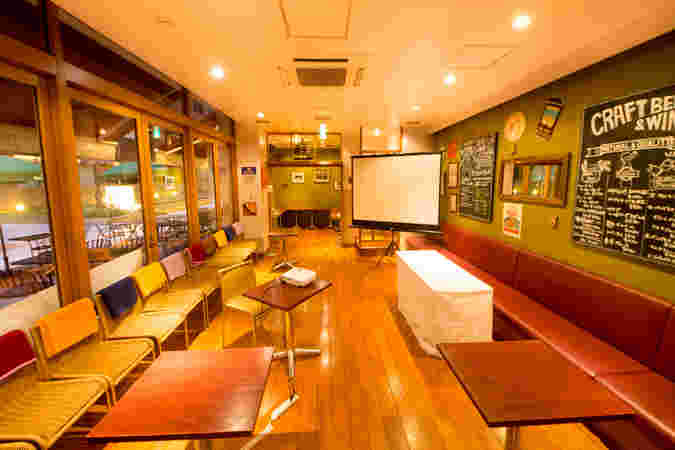 テーブル席とソファー席がある広い空間の店内