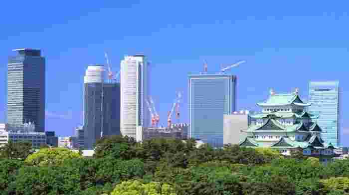 名古屋城と名古屋のビル群
