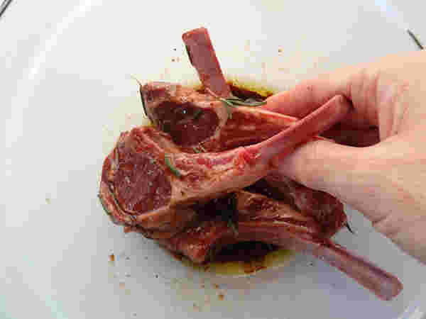 ラム肉の臭みをとっているところ