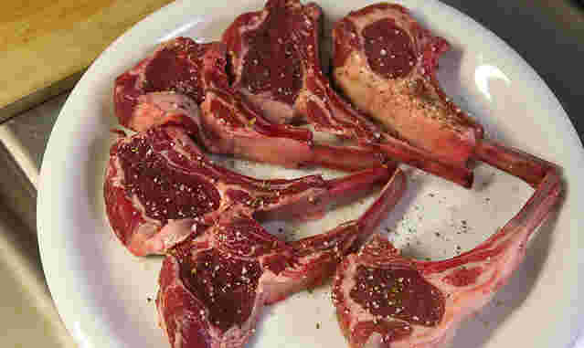 ラム肉を常温に戻している様子