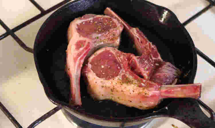 ラム肉をフライパンで焼いている様子