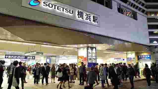 多くの人が行きかう横浜駅