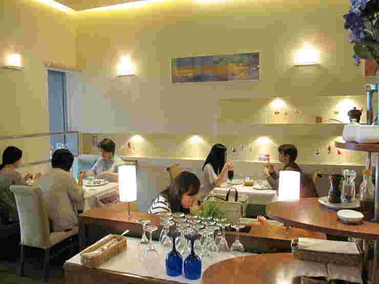 食事を楽しむお客がいる店内