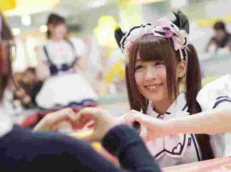 ご主人様に接客をする可愛いメイドカフェ
