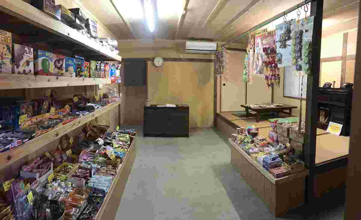 シカダ駄菓子店内