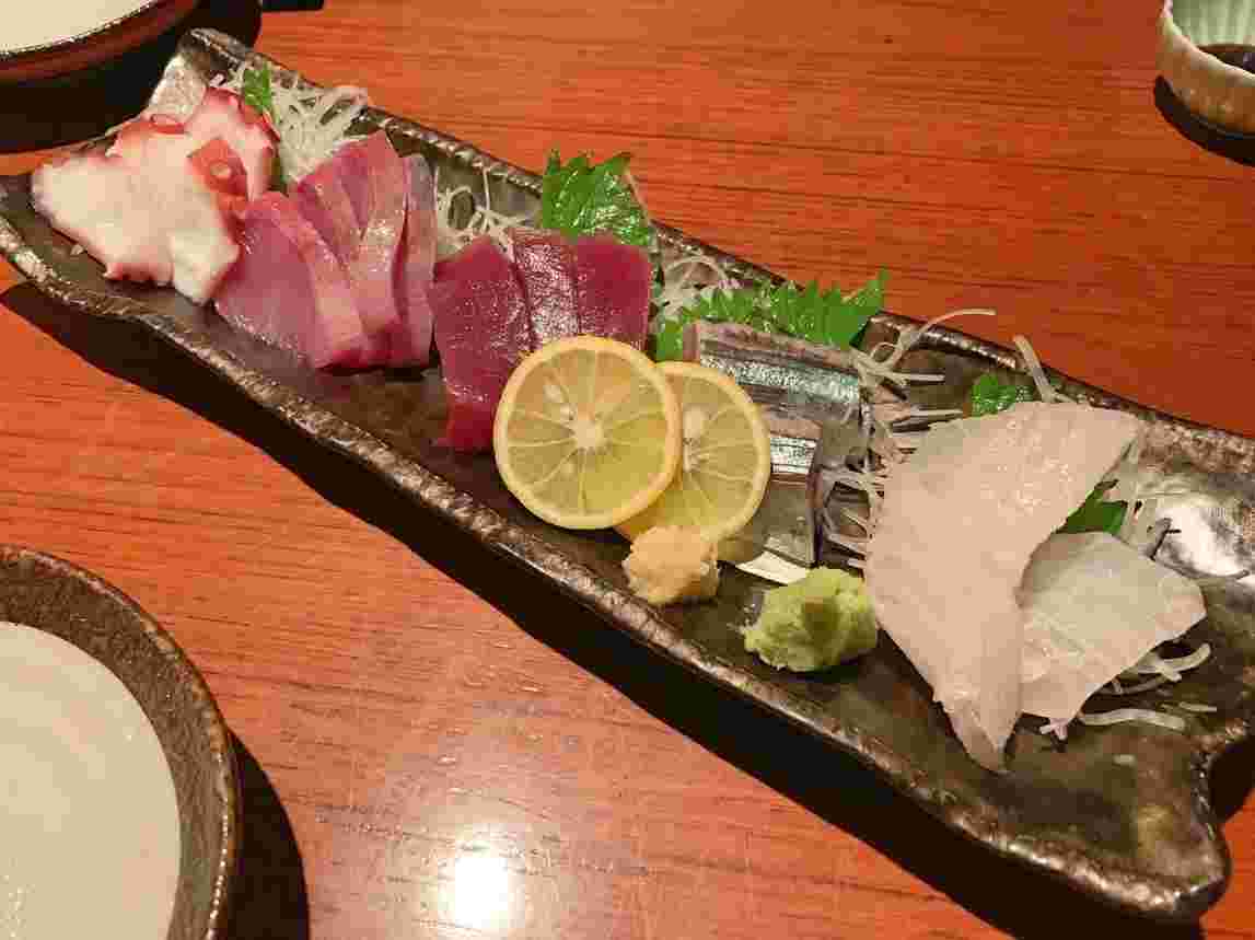 きれいに盛られた定番の刺身