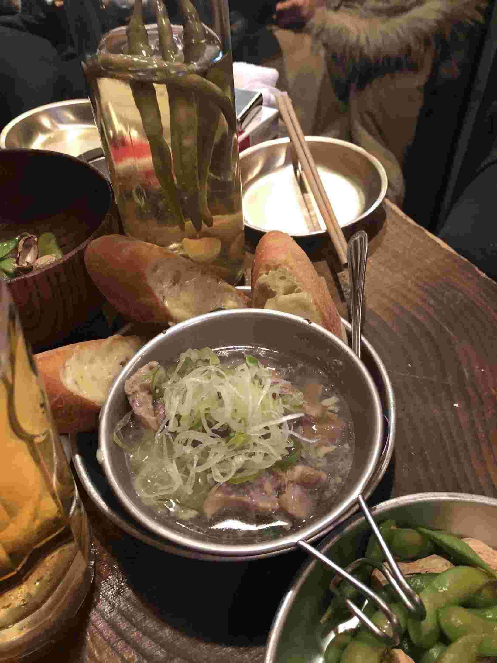 塩だれもつ煮込みとバケット