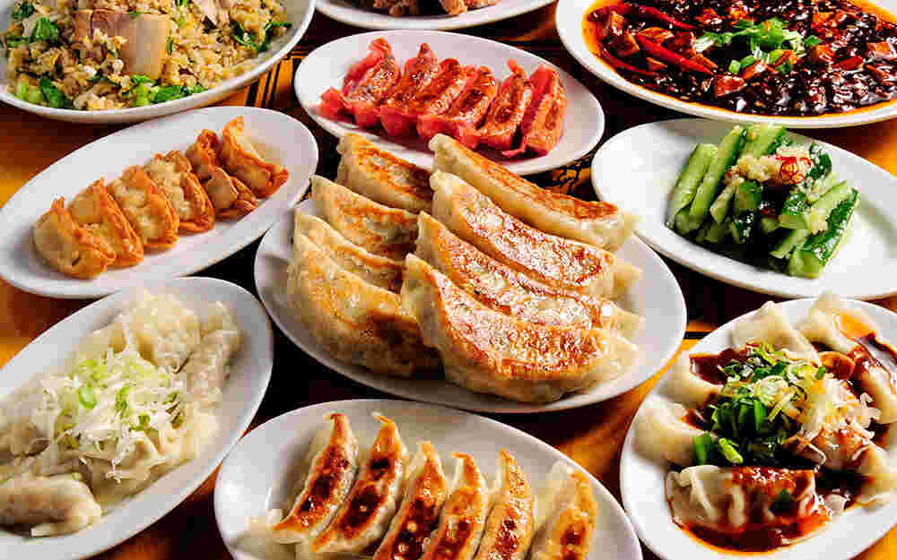 たくさんの餃子や中華料理